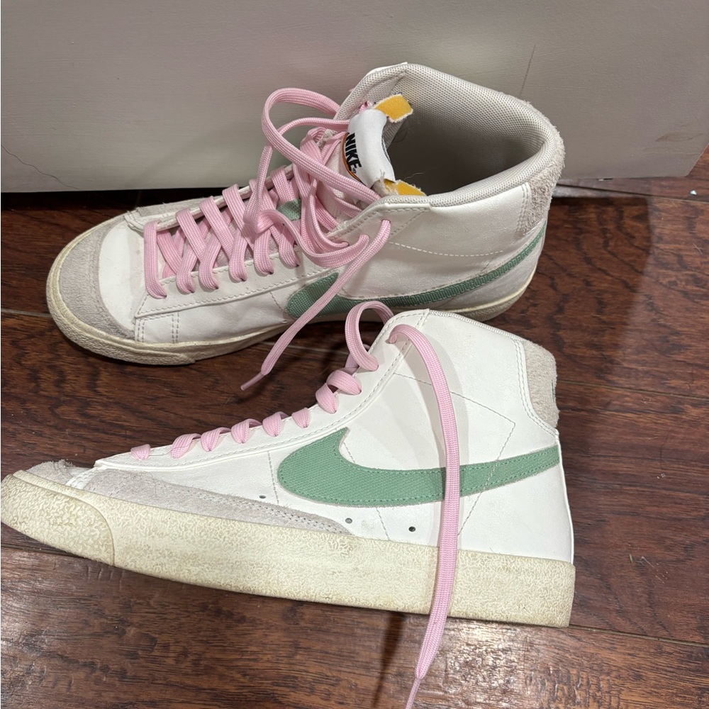 Nike Men's White and Green Sneakers